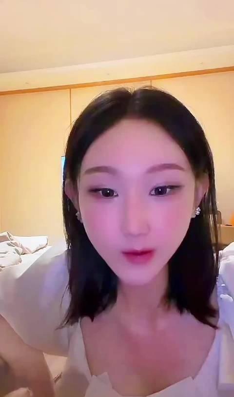 网传陈雪凝丈夫晒月子中心画面，引发生子猜测。二人此前闪婚，男方曾被曝婚前有非婚生