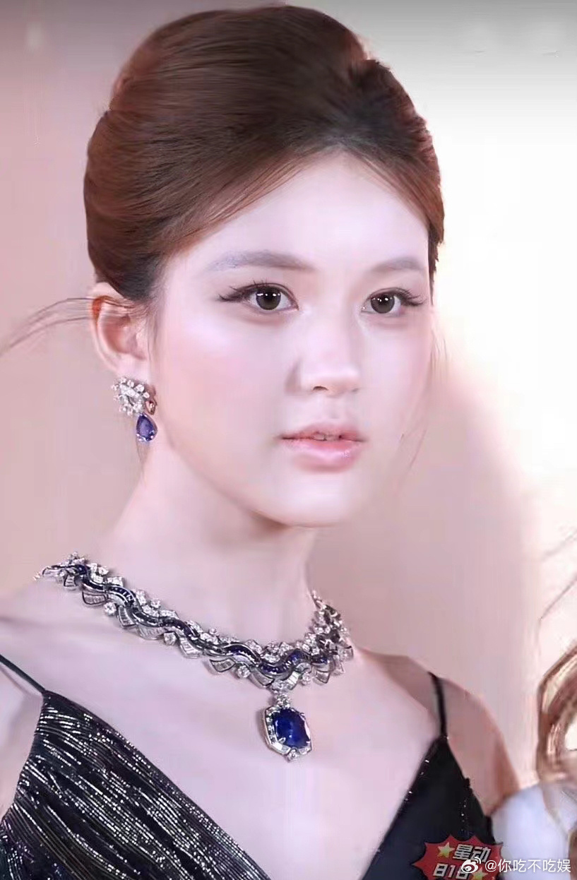 赵露思的脸现在怎么看着又肿又僵硬？ ​​​