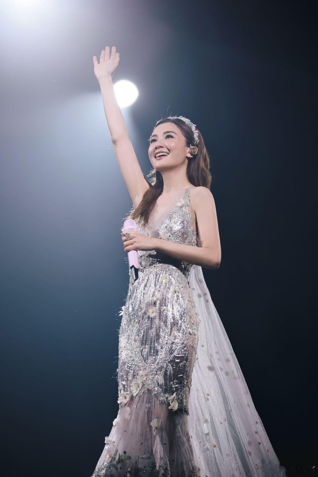 #Twins和粉丝对着哭#Twins内巡收官场，Twins在台上哭粉丝在台下哭，
