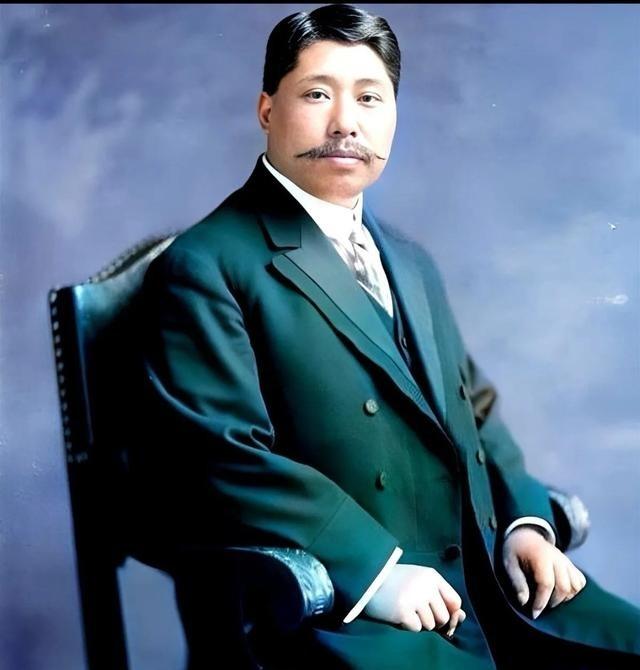 当年的黄兴，是真狠啊！
黄兴这人，出生在湖南长沙一个大地主家庭，家里田地多得收租