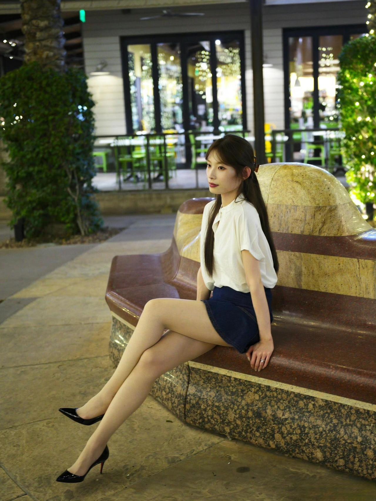 这套穿搭好清爽干净！白衬衫+牛仔鱼尾裙的组合，既保留了衬衫的利落气质，又用鱼尾裙