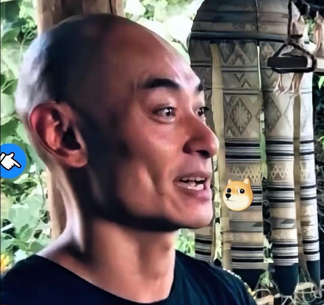[兔子]成都那个光头鼓手叶松源是不是有点邪门？定居四川十年不沾辣啃法棍，川普夹着