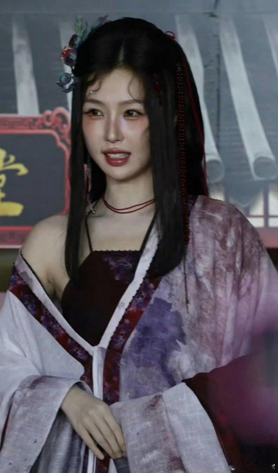 白鹿演蚌精vs虞书欣演蚌精 这妆造与其说是蚌精，不如说是"青楼花溃"=_= 