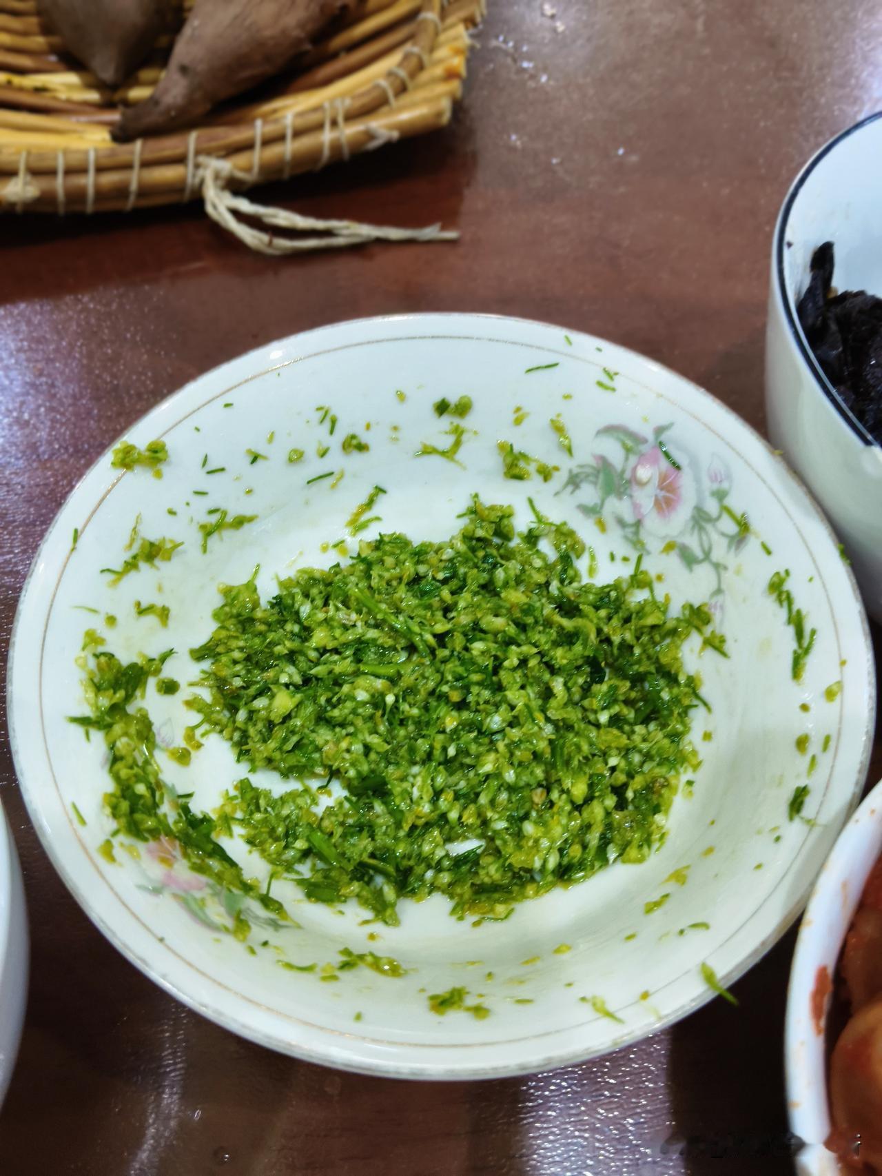 这点韭菜花，腌一腌，是吃过的最鲜的韭菜花。

前几天，二姐拿来一些韭菜，里面有一