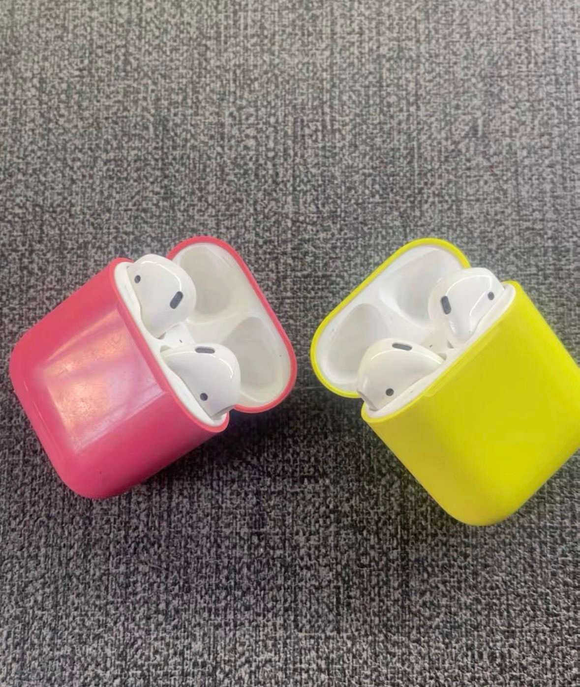 【Apple 测试了亮色系的 AirPods】据 Kosutami 分享第一代 