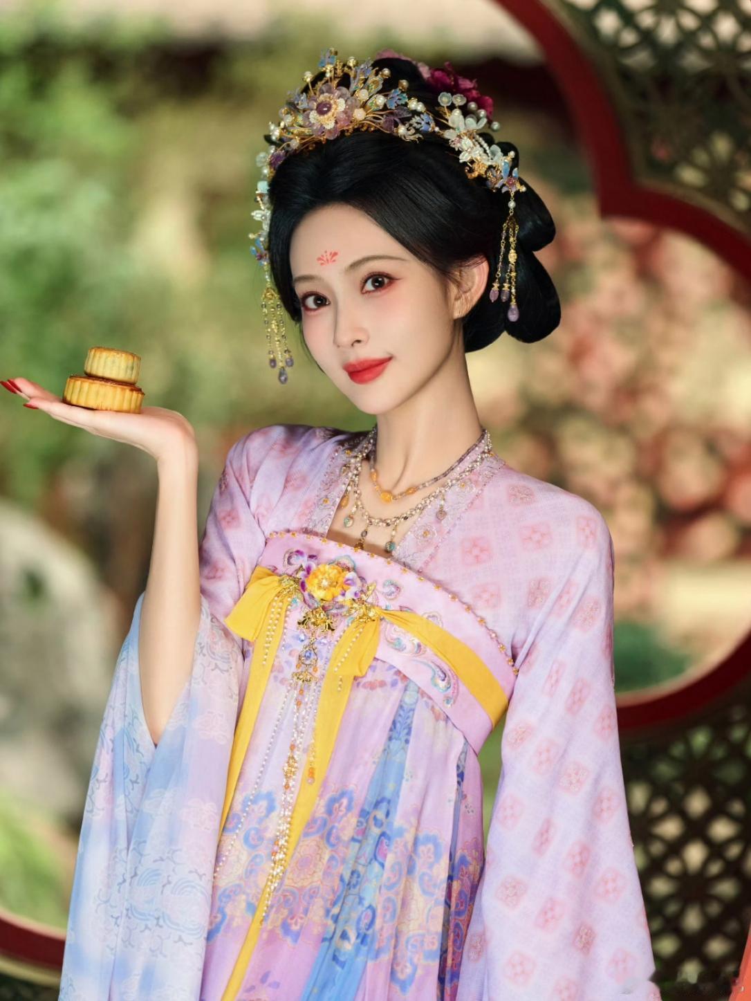 孟子义拍戏摔了 孟子义在拍摄古装剧《尚公主》时，因同组男演员踩到其帷帽纱巾，导致