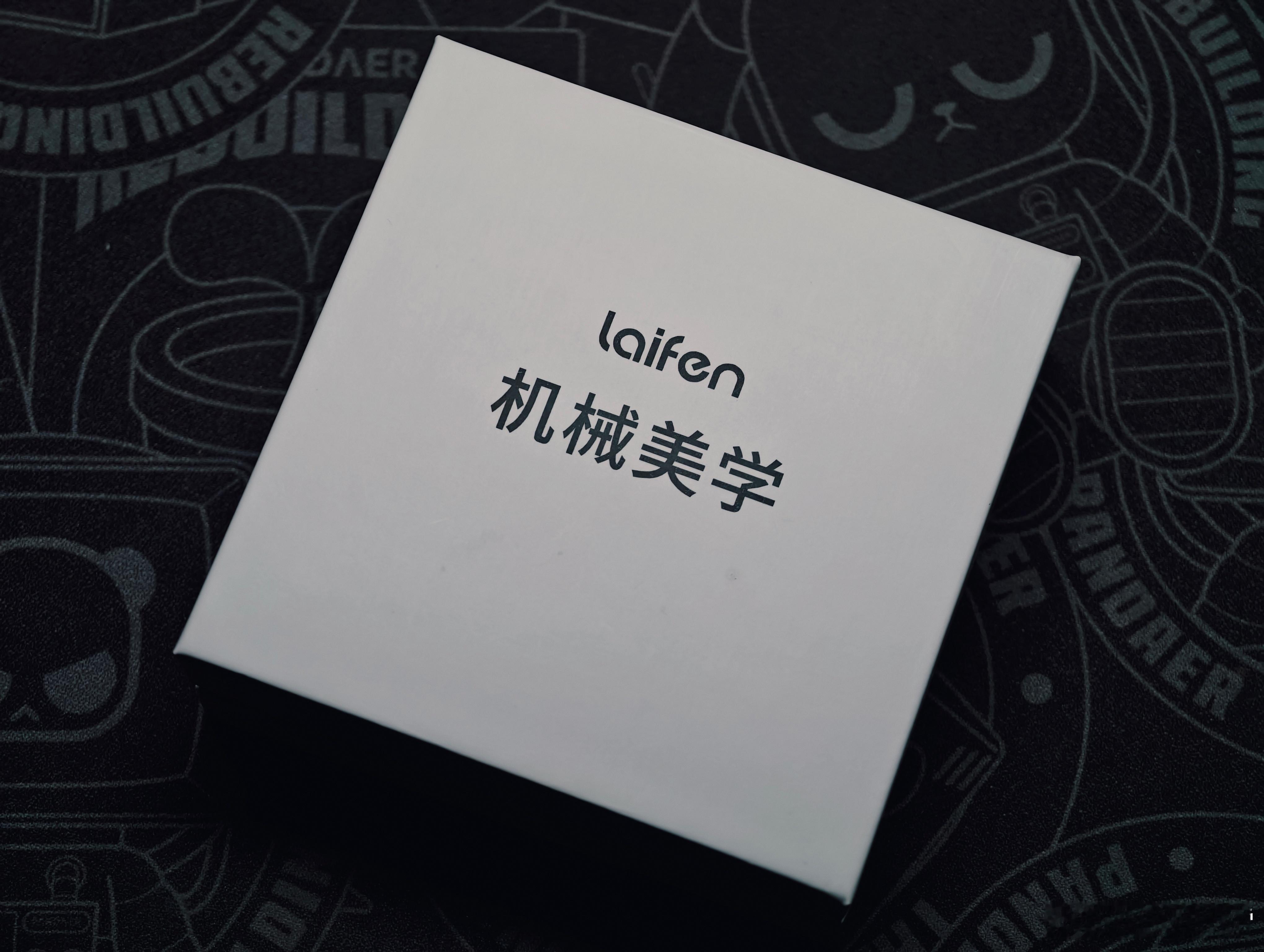 第一次见用电机做成邀请函的，确实非常的有新意，不仅外在很有质感，就连小心脏也非常