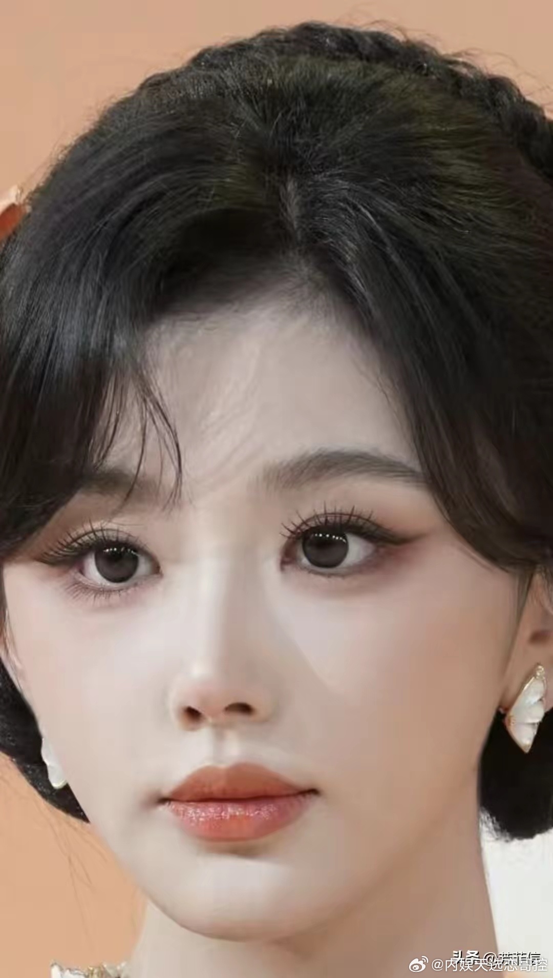 五官单拎出来都很美，脸型也好看，但组合在一起就是有种莫名的别扭感，后知后觉，鼻子