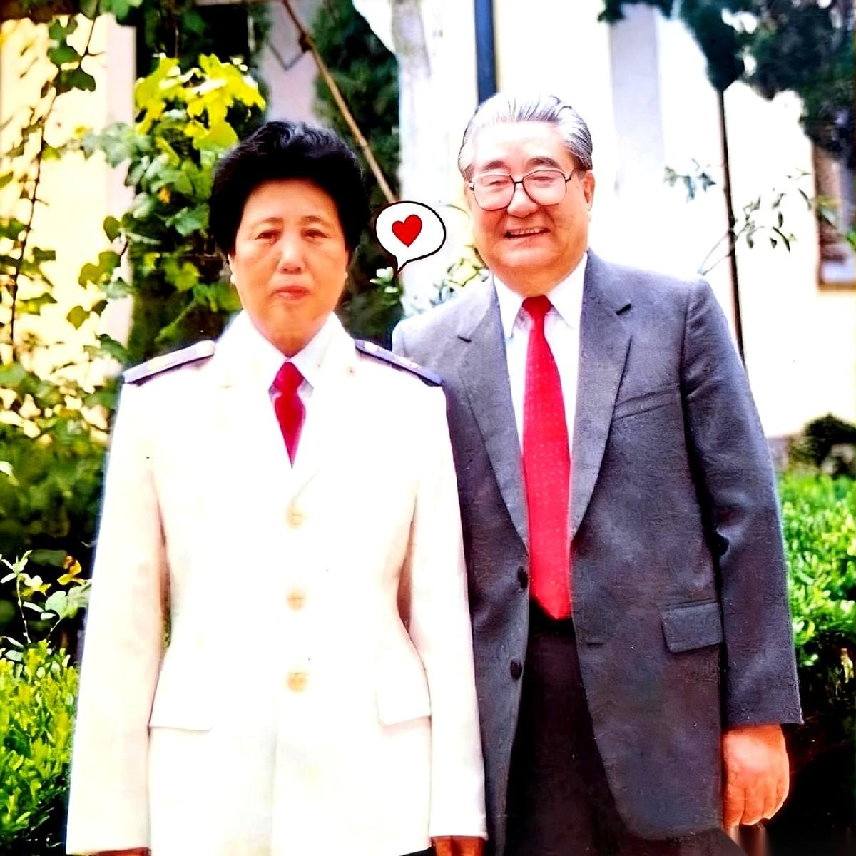 3岁没爹，6岁没妈。
我每次看到这张老照片，心里都咯噔一下。一个孤儿，咋活？靠乡