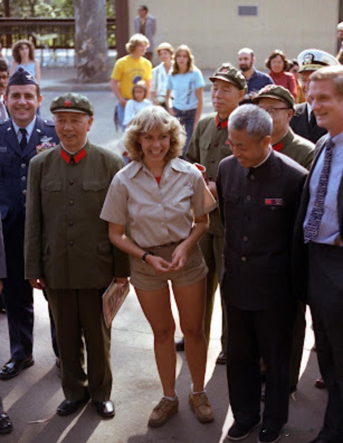 1980年5月，解放军副总参谋长的刘华清将军率领中国军事技术代表团访问美国。图为