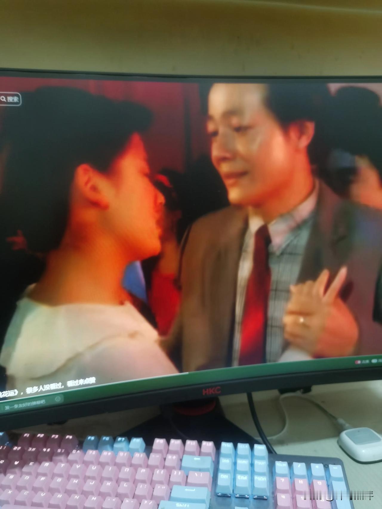 八十年代中期，虽然都不富裕，但是晚上可以去舞厅消遣，一张票一元到两元，喝茶的话要
