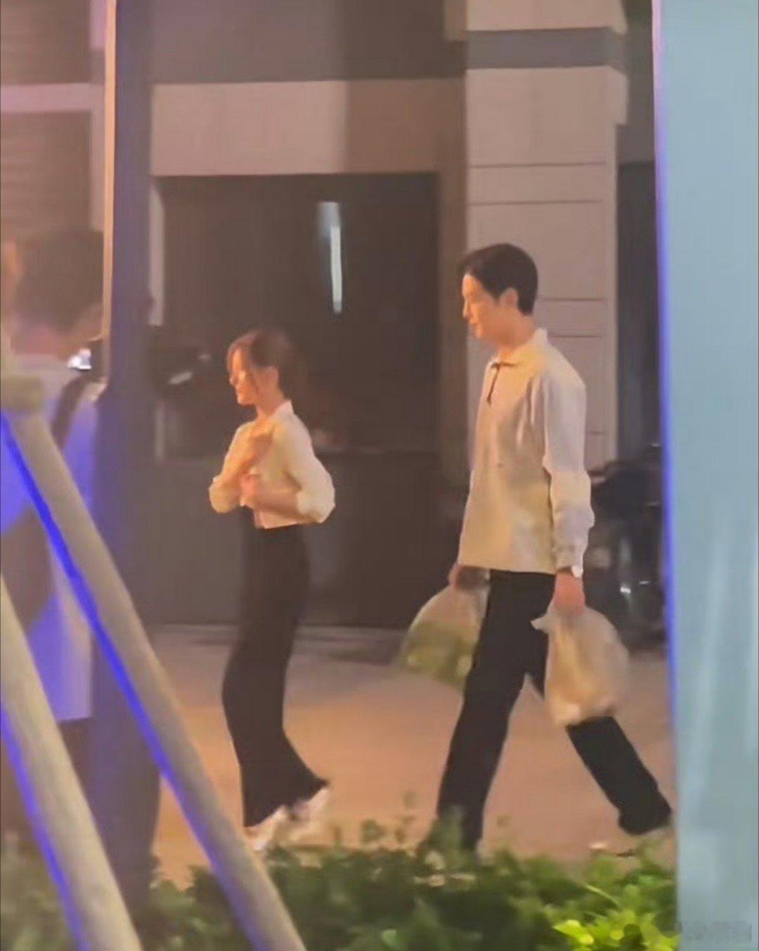 赵露思新剧的路透[可怜][可怜]小身板真的让人心疼啊，但是不得不承认这个裙子好显