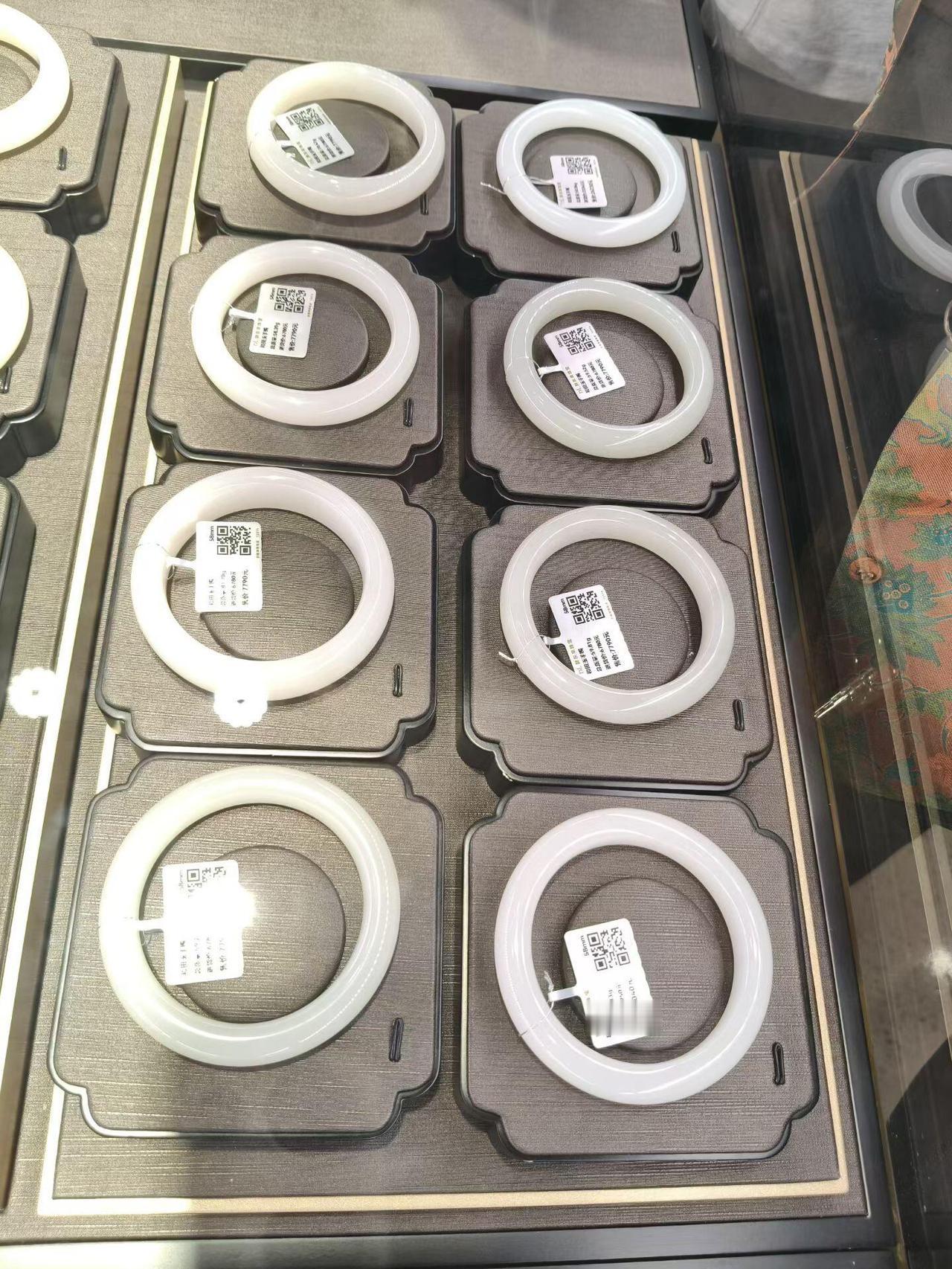 · 细 = “毛孔隐形术”：结构细到打灯都找不着马赛克，像羊尾巴油化开的质地。要