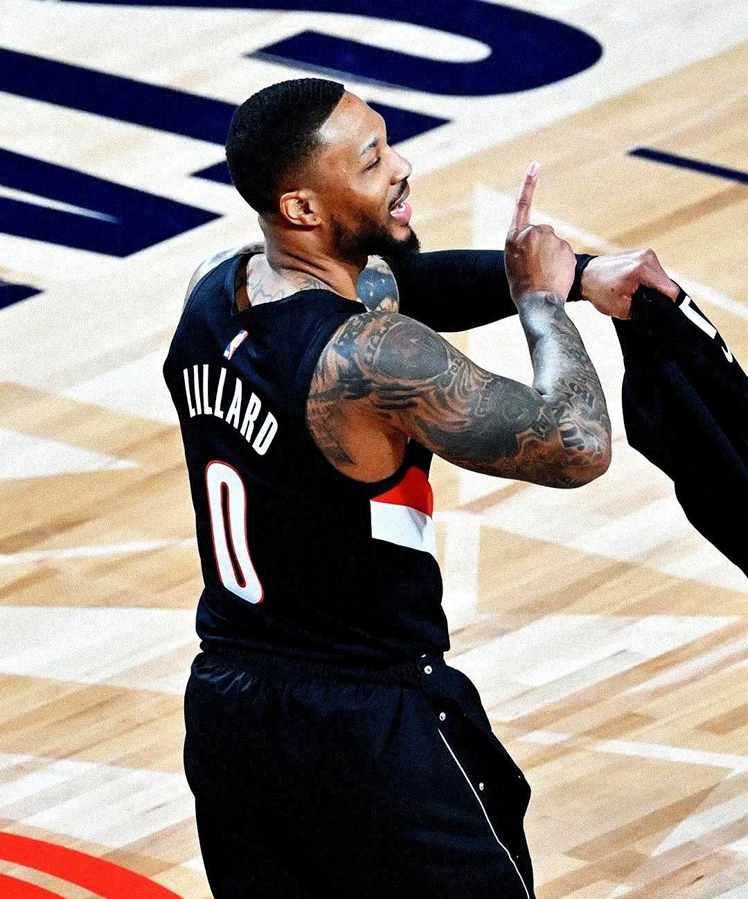 跟腱撕裂，赛季报销，他却拿下了三分大赛冠军。
 
布克首轮轰下30分，决赛又稳稳