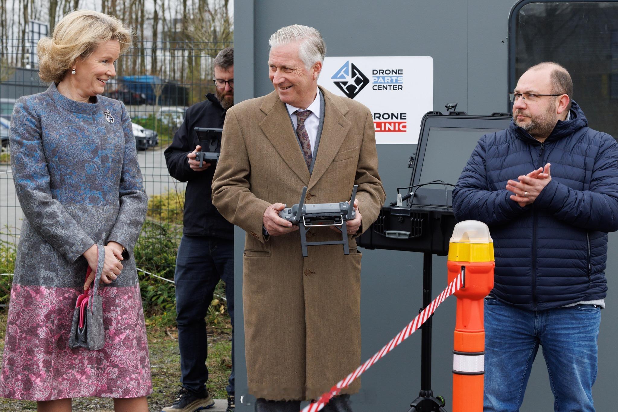 12.2 比利时国王菲利普和王后玛蒂尔德访问瓦隆布拉班特省，玛蒂尔德外套来自阿玛