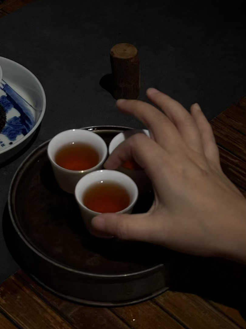 品茶赏器交友  常听人说：人生如茶，适合自己的口味，就是最好的滋味。 