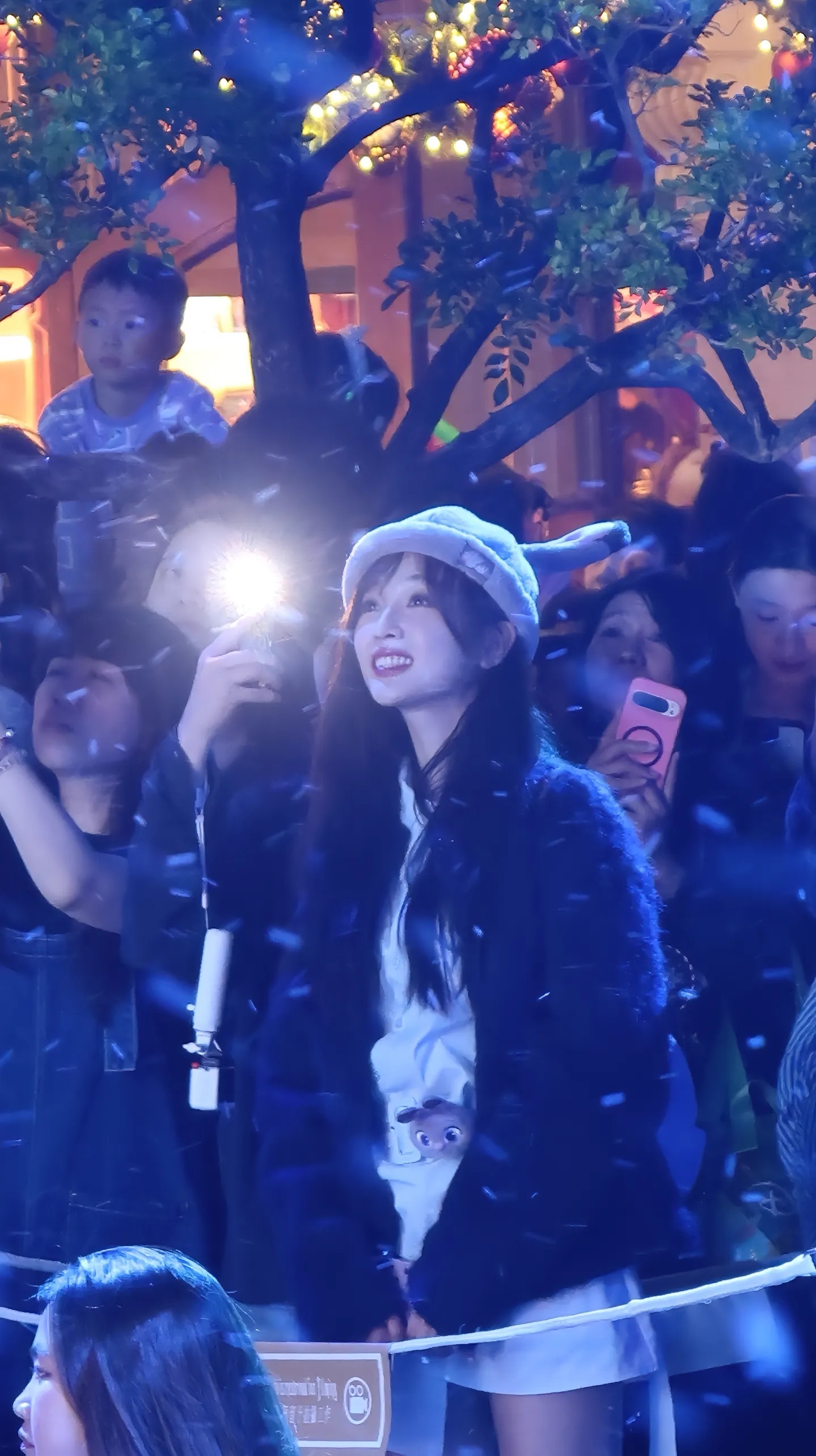 吴宣仪wxy网友香港迪士尼偶遇吴宣仪 抖上的这组偶遇图也好漂亮喔