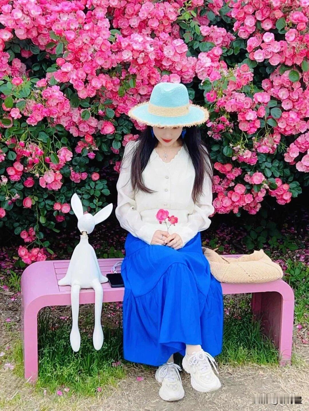 猜猜看，这位坐在蔷薇花下的美女模特，是少女？还是中年姐姐呢？
春末夏初，是蔷薇花