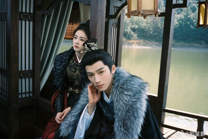 白鹿王星越早起互动  白鹿王星越早起互动真的是太有爱了呀，大家今天也要记得来追剧