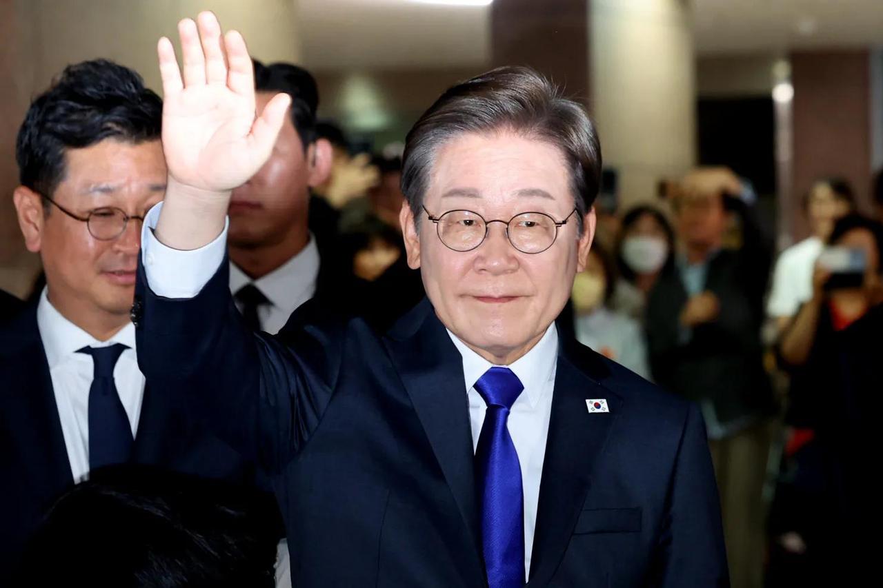 没有冷门，李在明已事实上
圆梦青瓦台！
他似乎在努力控制自己的情绪？
紧咬着嘴唇