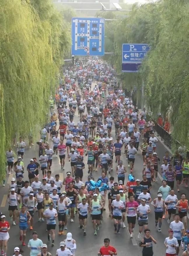 听说济南马拉松这事儿，本地人想参加可不容易，中签率低得让人咋舌，反倒是外地球友中