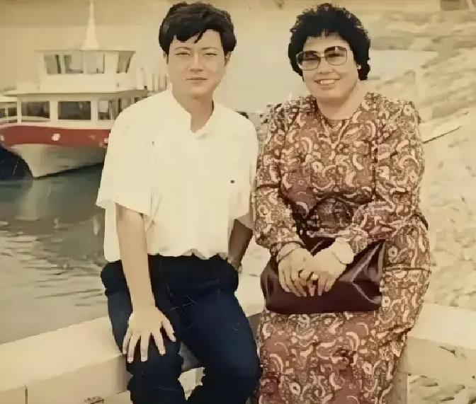 相差11岁相伴30年无亲生子女，470亿身家的陈丽华，为何把迟重瑞宠成“迟先生”