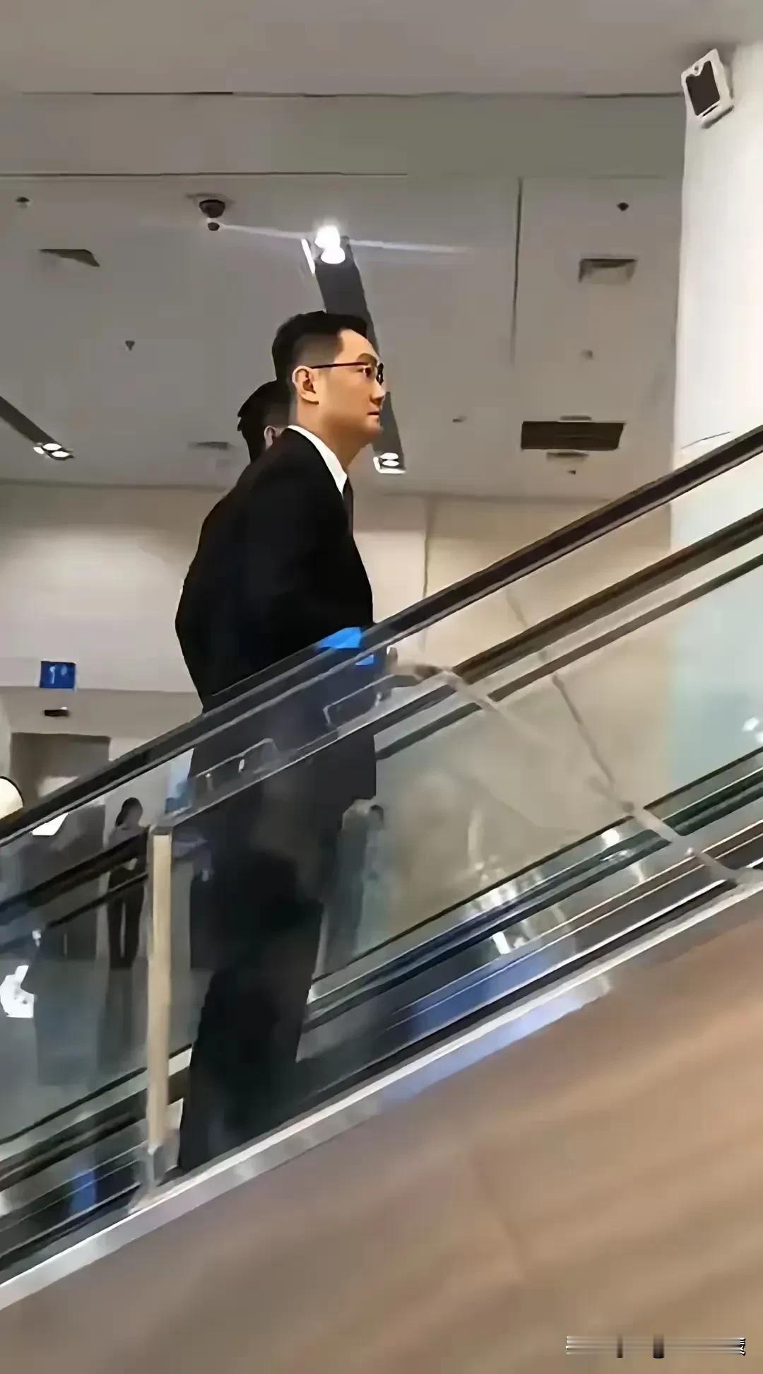 大家发现没有，腾讯总裁马化腾气宇轩昂，自带王者气质。其身家约468亿美元（折合人