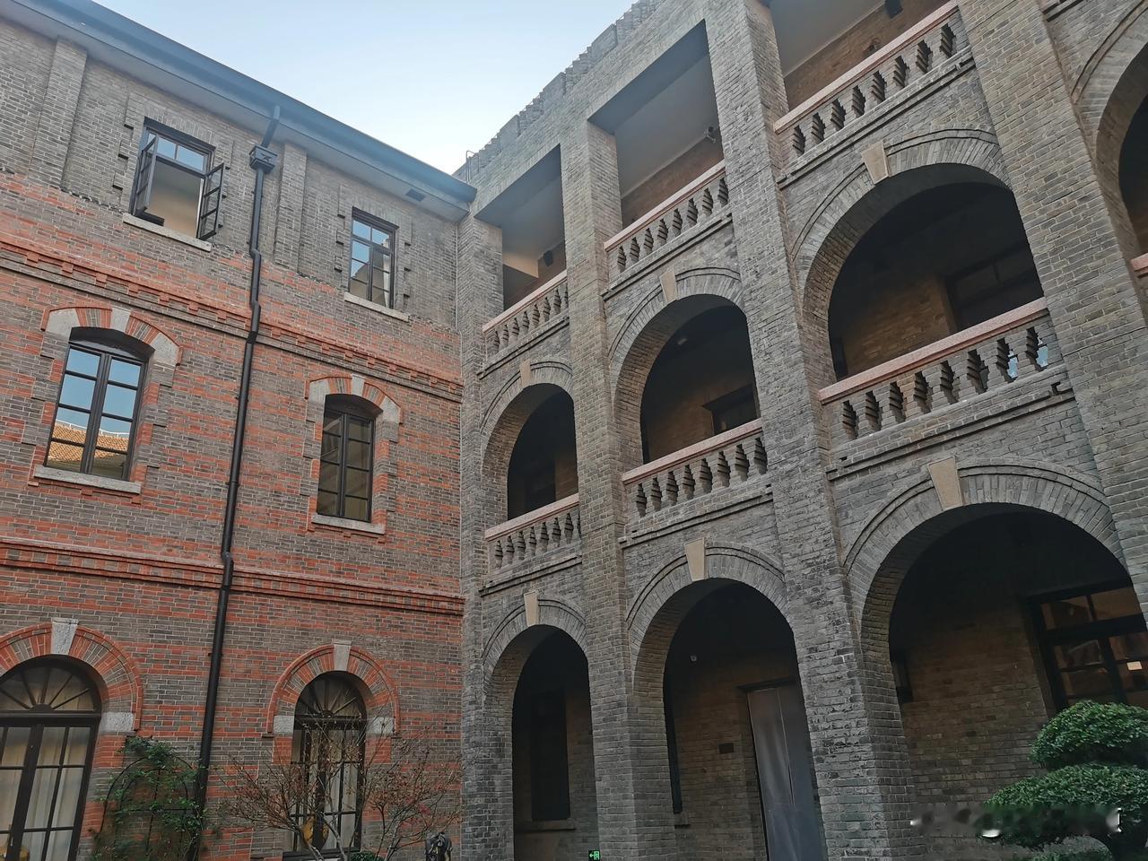 曾经的石家庄火车站，如今变成了这个样子，成了人们休闲娱乐等地方。留下的建筑，只有