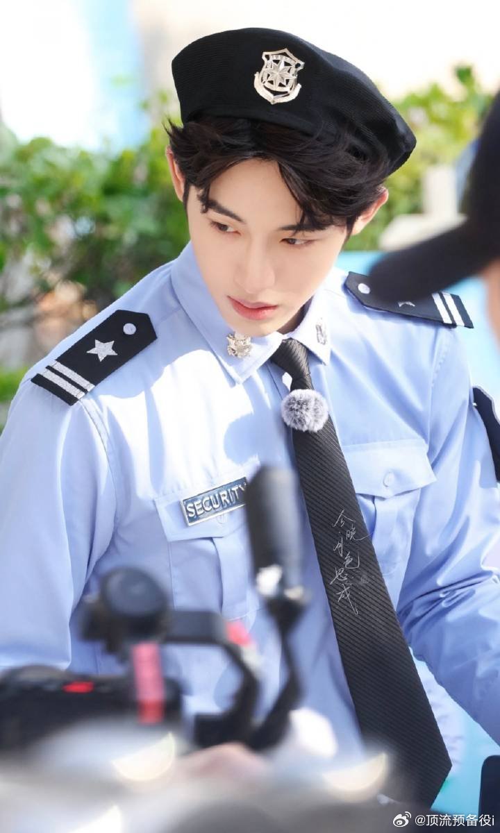董思成《风华合伙人》录制路透，制服董思成生图的神，制服能不能焊身上