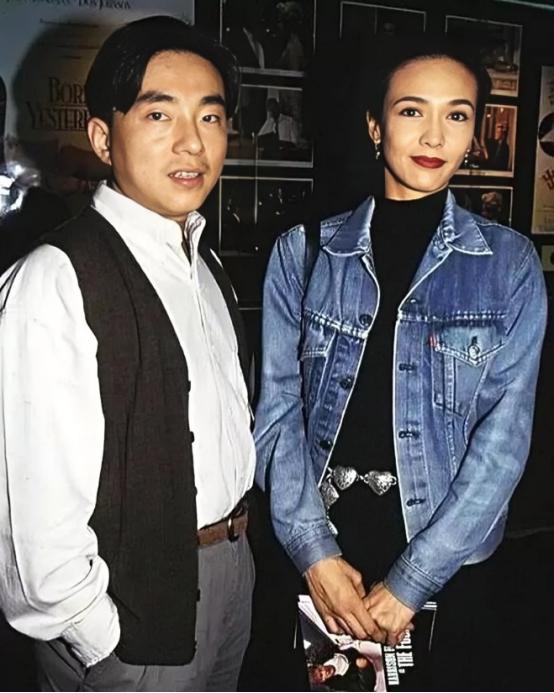 2008年，郑裕玲向同居16年的男友吕方提出分手，要求他净身出户，吕方舍不得30