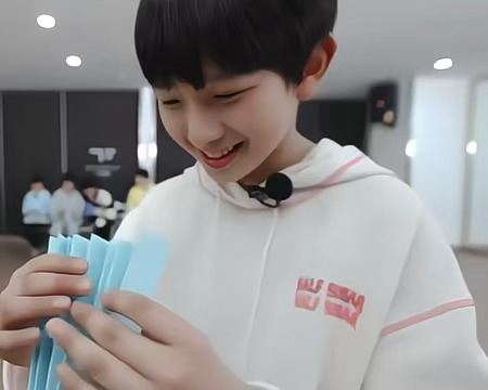 陈浚铭  这种小男孩抱起来最沉了！ 