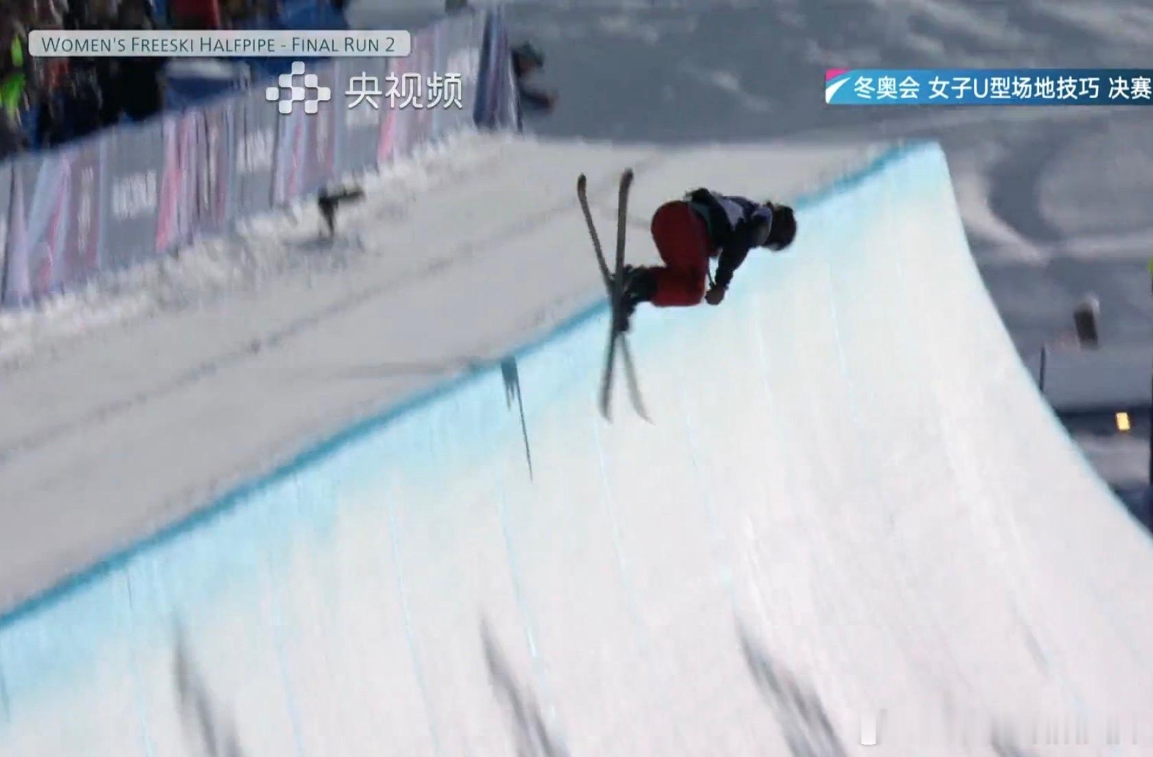 女子U型场地决赛又看到选手爆装备了手机甩出来话说这个项目体能要求挺高的后面容易没
