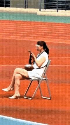 运动场上出了个显眼包，国歌响起的时候，全场几千人起立行注目礼，唯有一个女子悠闲的
