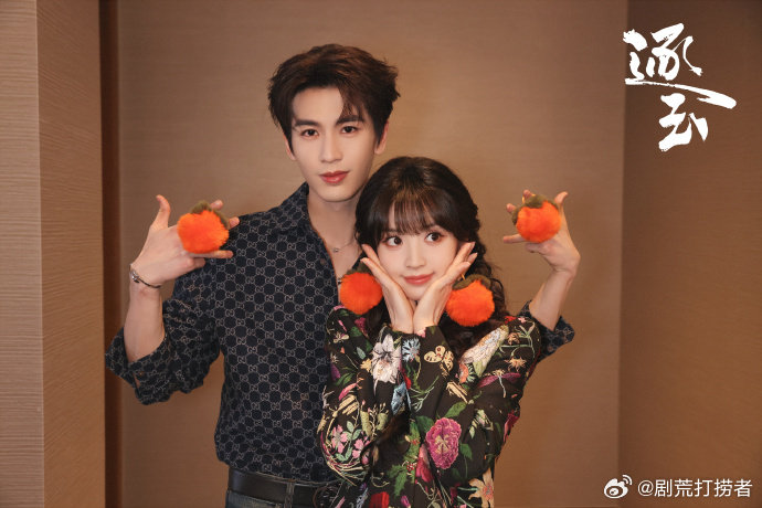 张凌赫田曦薇柿子四连拍 张凌赫田曦薇柿子合照好可爱的两个人，我吃我吃 