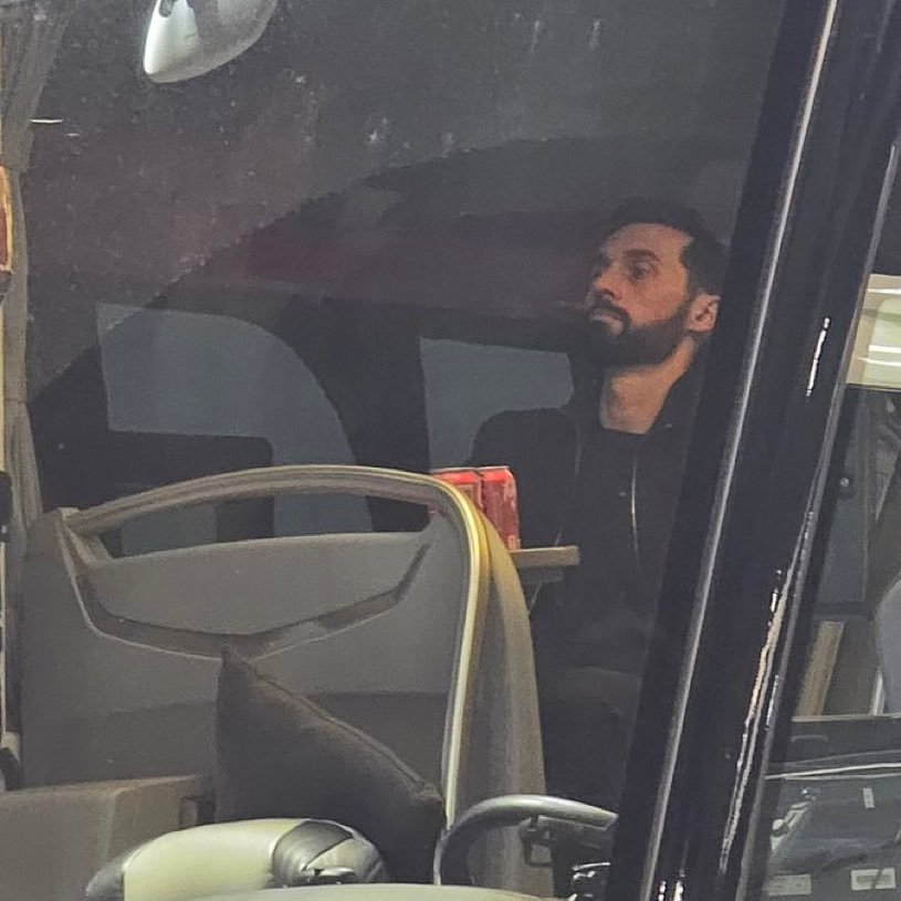 阿韦洛亚乘坐大巴离开球场时的表情💔 