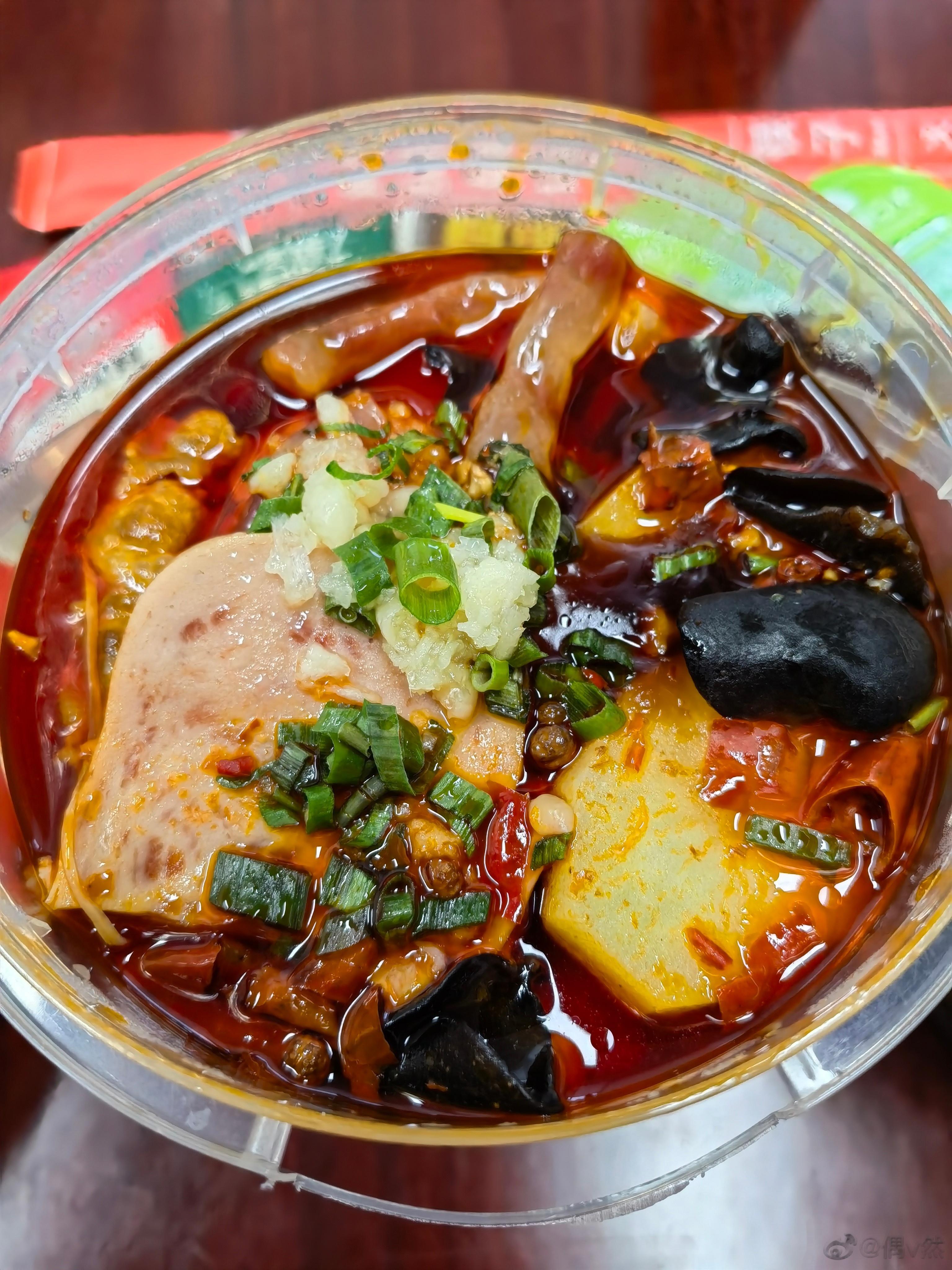 #邓伦# [馋嘴][馋嘴][馋嘴]#火社火锅# 今天尝试小火新品火辣豪华杯＆火辣