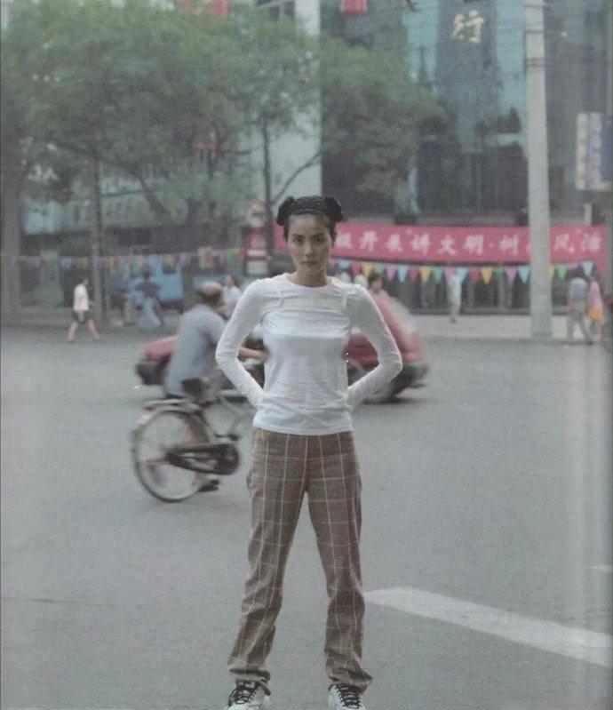1997年的王菲，脚上的鞋好前卫，放现在也好流行！！ ​​​