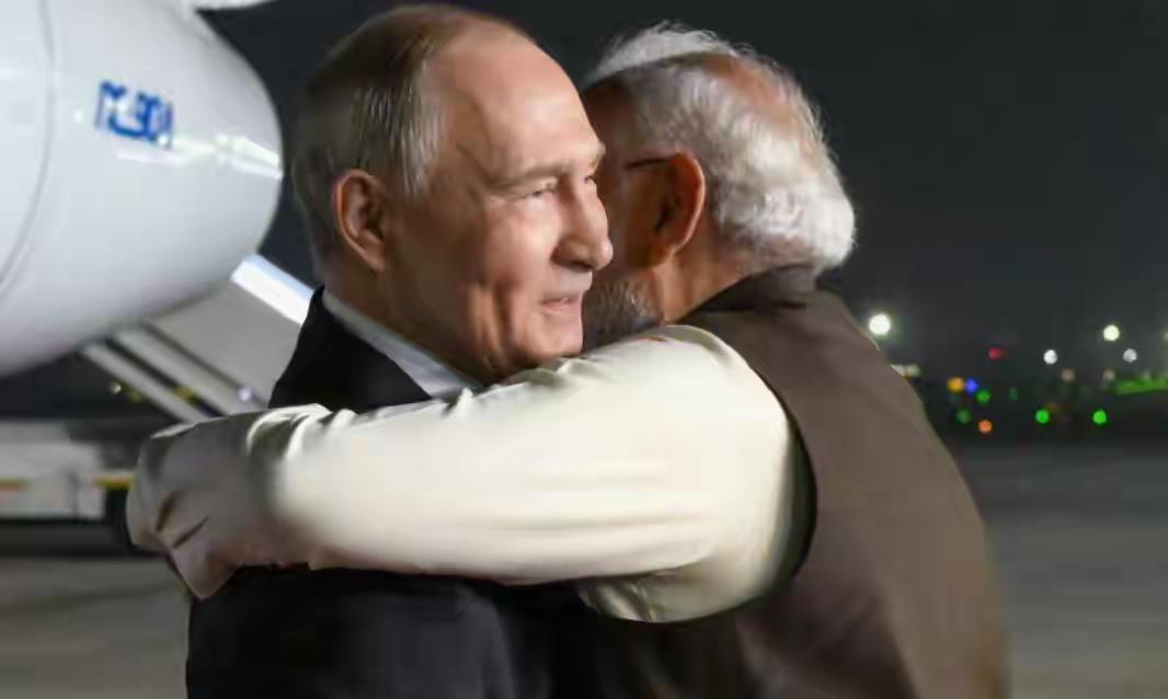 普京访印，莫迪机场亲迎，“铁哥们”默契能顶住美西方压力吗？

12月4日晚，普京