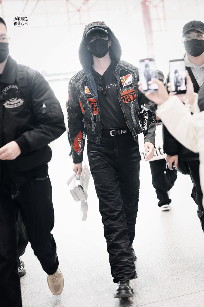 展轩出发赣州，展轩机场潮男look，谁来懂一下这个展轩不规则外套+褶皱黑裤，满分