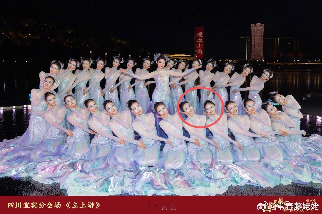 下面蹲着的这两姑娘美得很突出 