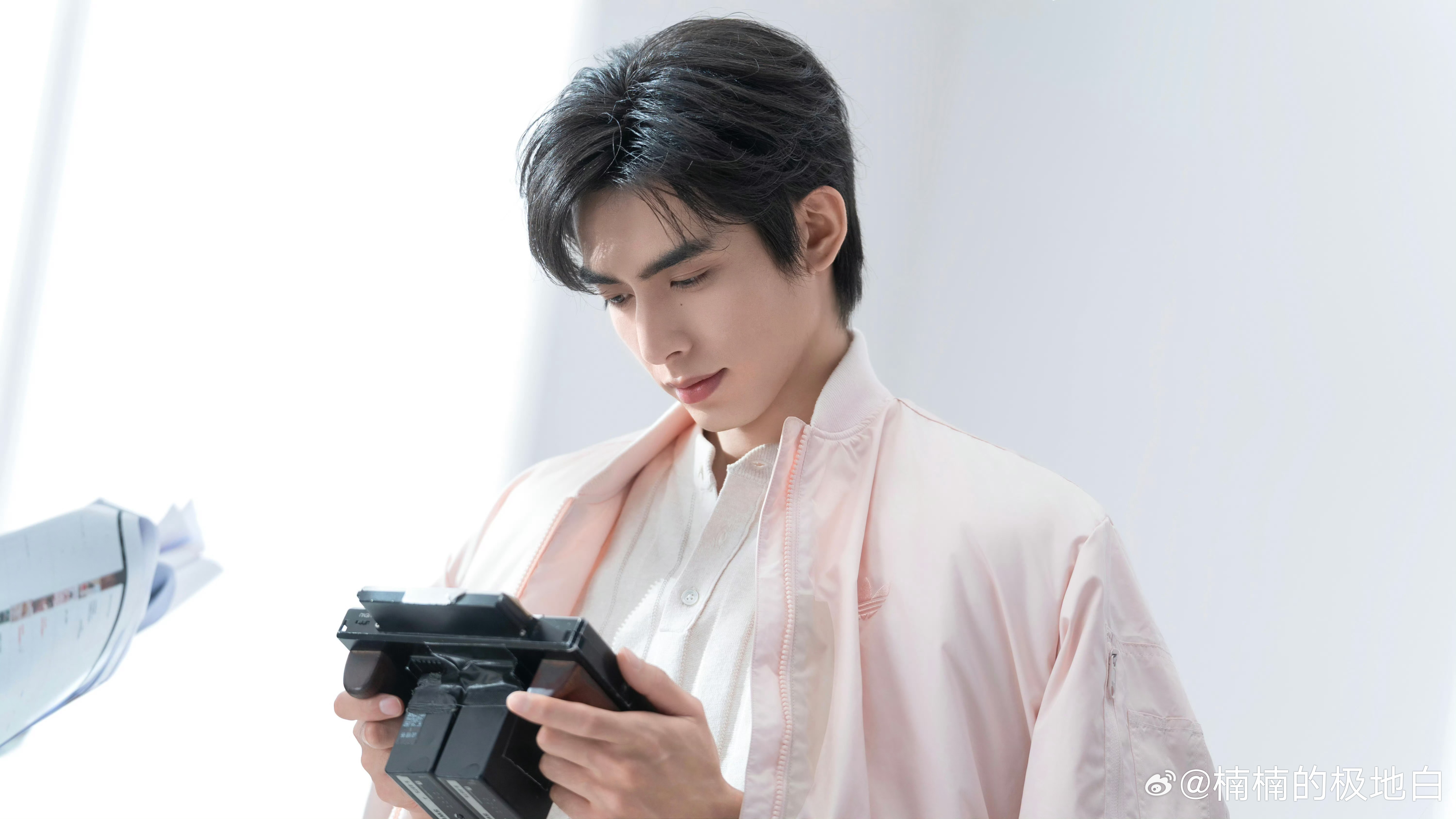 宋威龙27岁的第一个代言 27岁第一份礼物是新代言，品牌宠粉实锤！一个月三连宣，