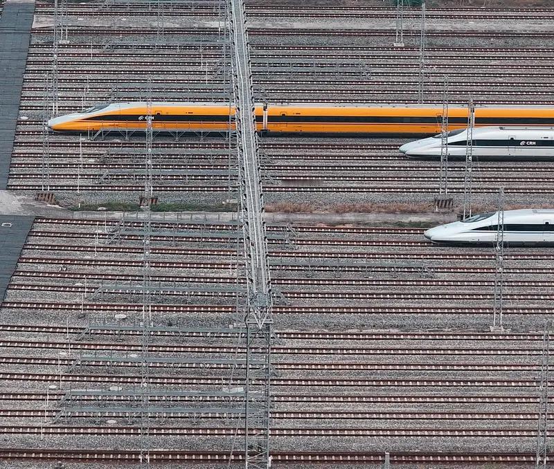 标题：燃炸！复兴号震撼合体硬核大片，钢铁巨龙牵手飞驰，这就是中国速度！
 
别眨