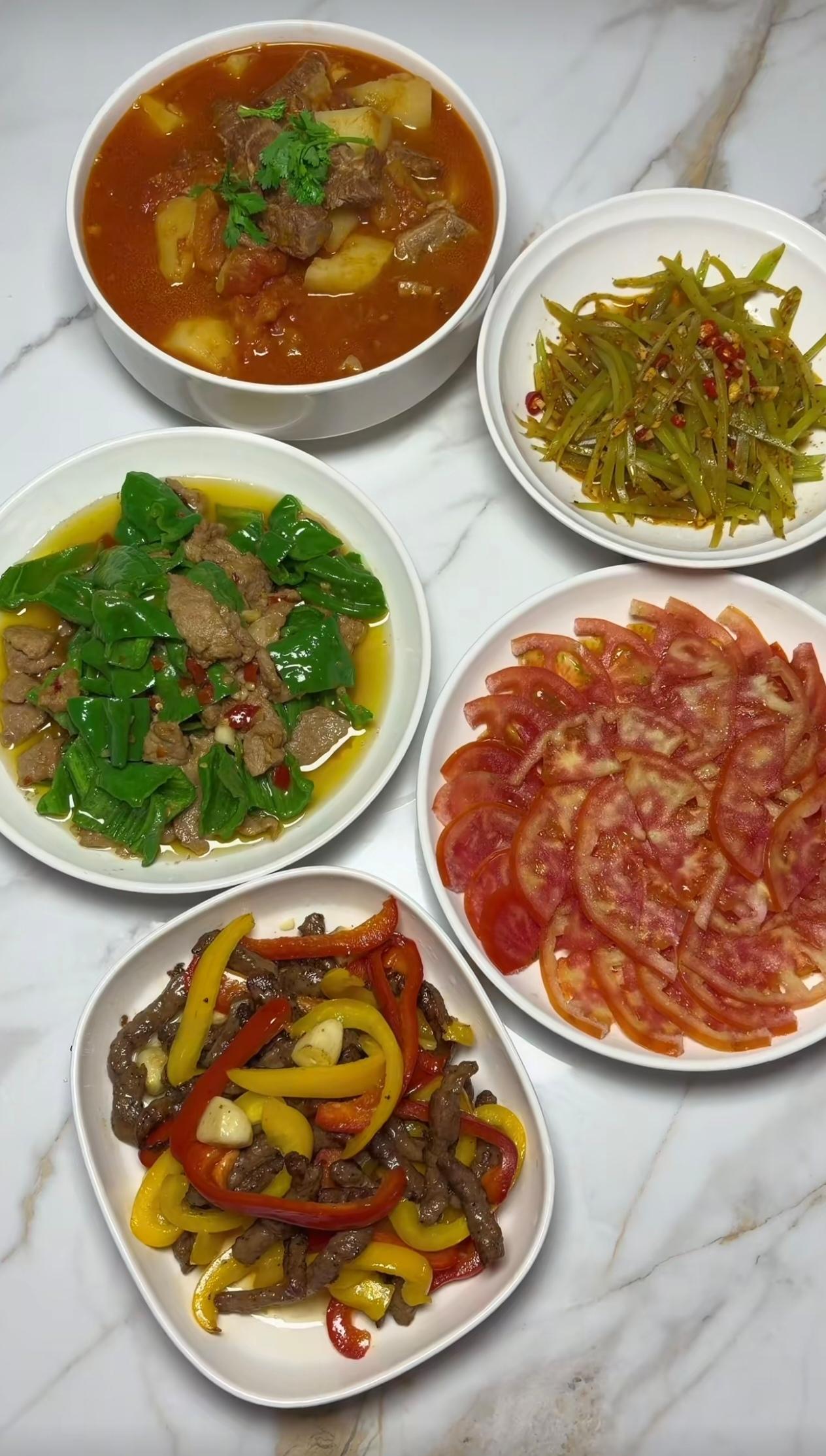 公司一位退伍男同事，当年在部队专职做大锅饭，练出绝佳厨艺，家里三餐全由他负责，还