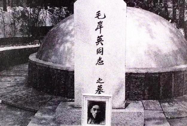 ​​1955年春天，朝鲜桧仓郊外，风里还带着寒意。几名志愿军干部站在山坡上，手里