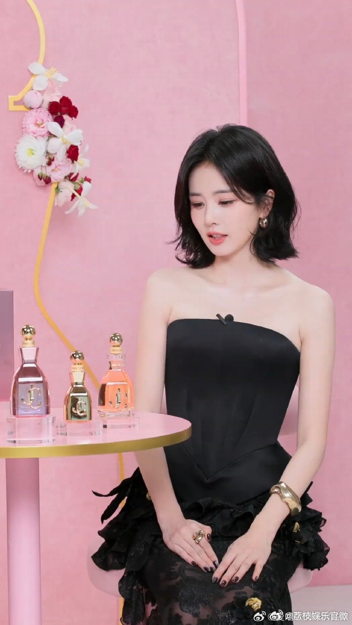 白鹿锁骨线条好优越品牌活动捕捉到白鹿绝美瞬间，黑色抹胸大方露出优越锁骨线条。利落