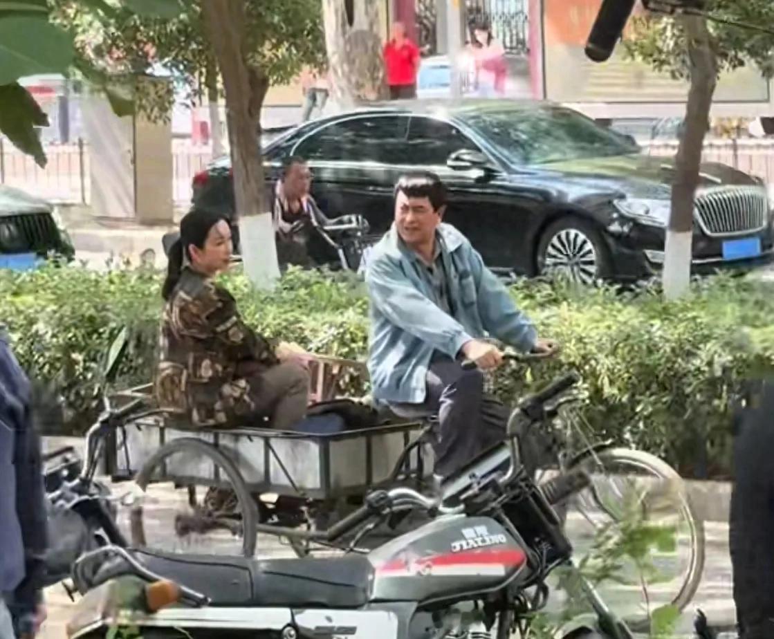 55岁张嘉益街头蹬三轮，戏骨魅力直接封神！
家人们谁懂啊！最近有网友在西安街头撞