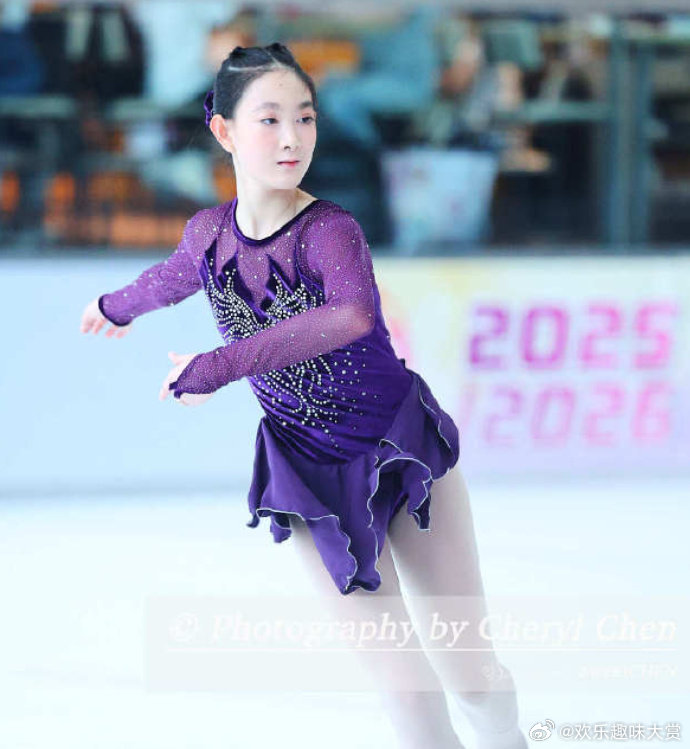 李小鹏13岁女儿参加花滑比赛 李小鹏13岁女儿参加花滑比赛，好棒诶！13岁奥莉花