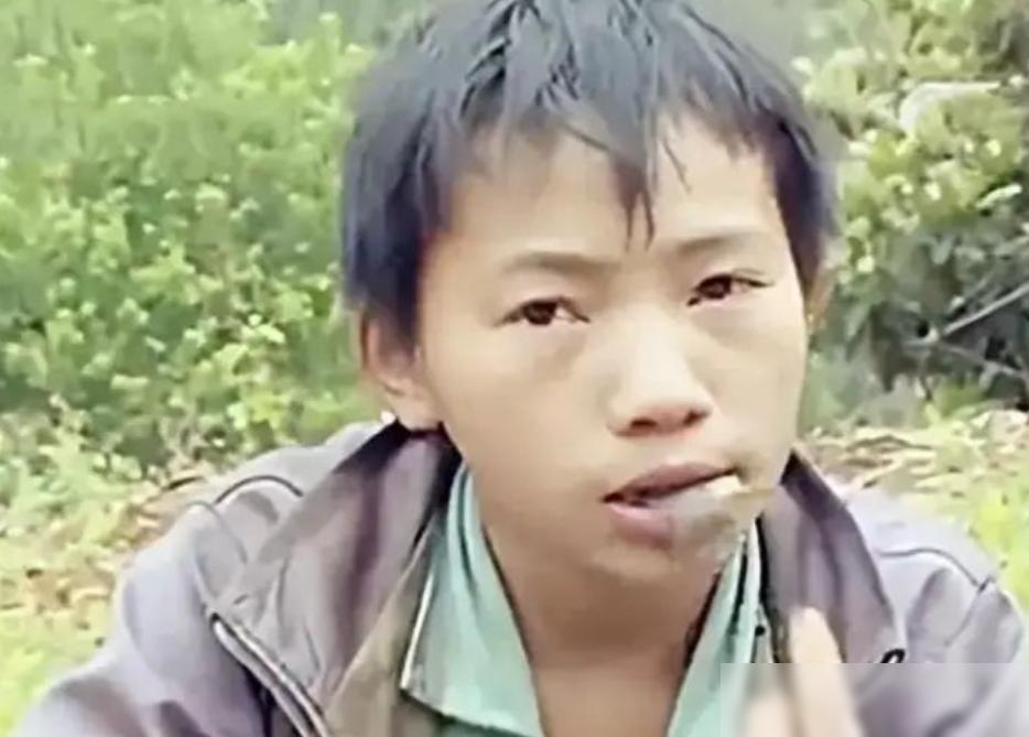 广西6岁男孩，父亲意外去世，母亲改嫁没把他带走，为了活下去，他曾靠野菜、山里的东