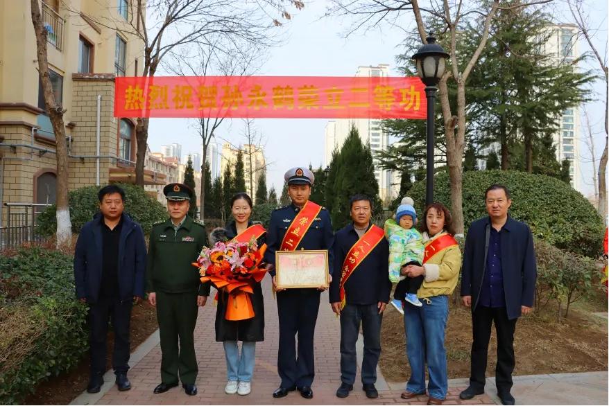 近日，即墨区退役军人事务局联合区人民武装部为荣立二等功的即墨籍现役军人孙永鹤送去