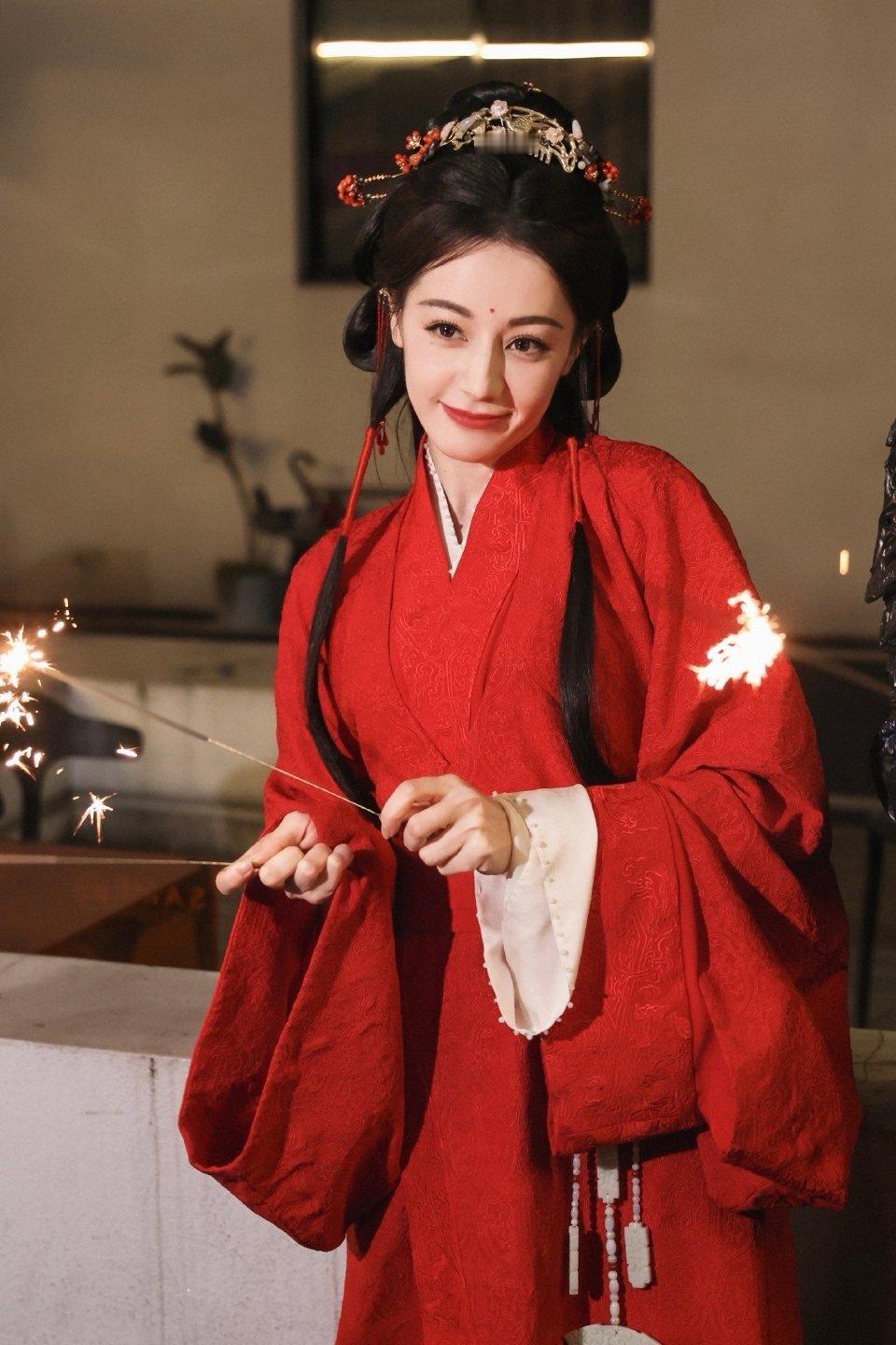 迪丽热巴[超话]  迪丽热巴祝新的一年红红火火 ‖ 迪丽热巴聂九罗  迪丽热巴新
